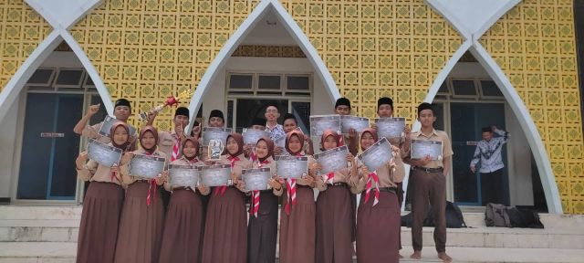 Penyerahan Piala Pramuka dari Peserta Didik Kepada Madrasah dan Penyerahan Sertifikat dari Madrasah ke Peserta Didik