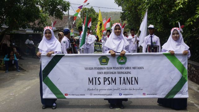 KREATIVITAS PESERTA DIDIK MTs PSM TANEN MERIAHKAN KARNAVAL HUT KE-78 REPUBLIK INDONESIA